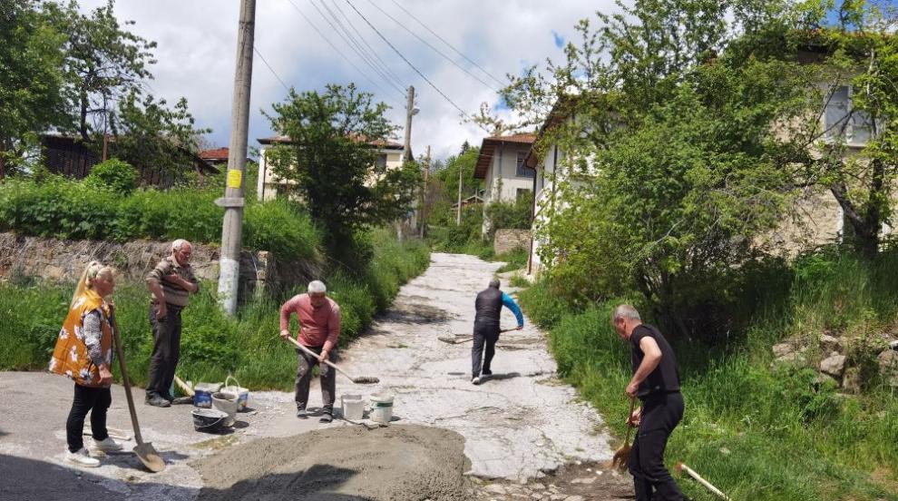 Без асфалт от близо 20 години: Жители на българско село сами запълват дупките по улиците (СНИМКИ)