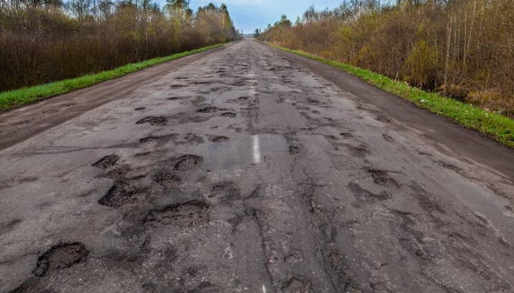 дупки - СЛЕД 20 ГОДИНИ БЕЗ АСФАЛТ: Жители в Смолянско кърпят дупки сами (СНИМКА)
