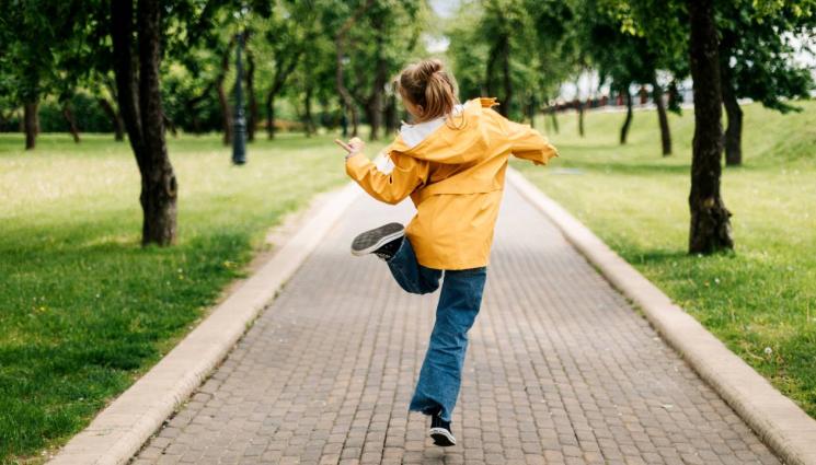 щастлив човек щастие парк - СТЯГАЙТЕ БАГАЖА: ТОП 5 най-щастливи града в света за 2025 г.!