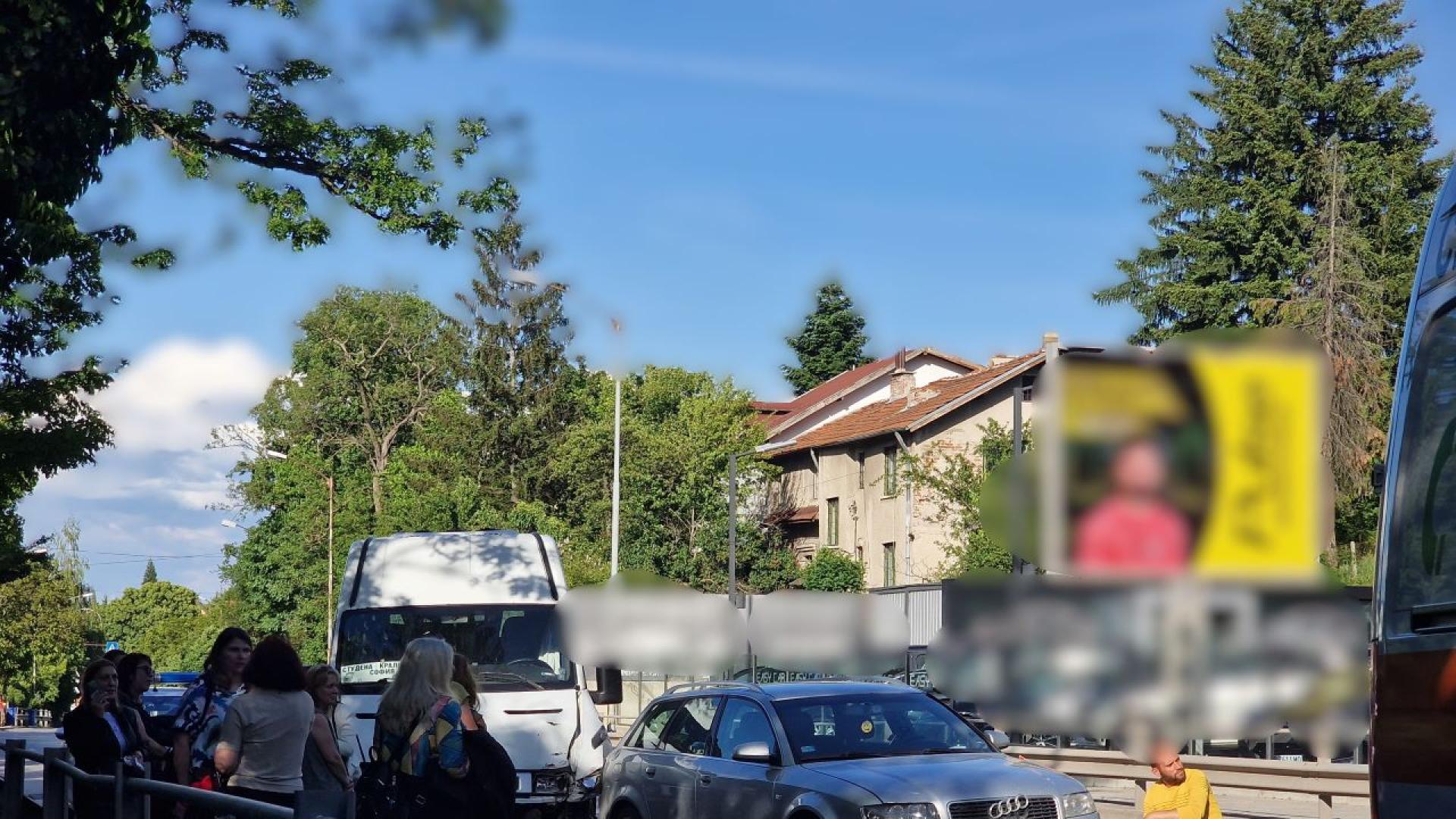 Петима души са пострадали леко при катастрофа между микробус превозващ