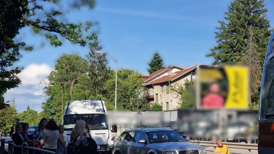 Катастрофа между микробус и лек автомобил в столицата