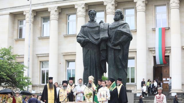 България отбеляза 24 май с празнични шествия, поднасяне на цветя и концерти (ГАЛЕРИЯ)