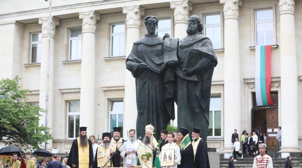 България отбеляза 24 май с празнични шествия, поднасяне на цветя и концерти (ГАЛЕРИЯ)