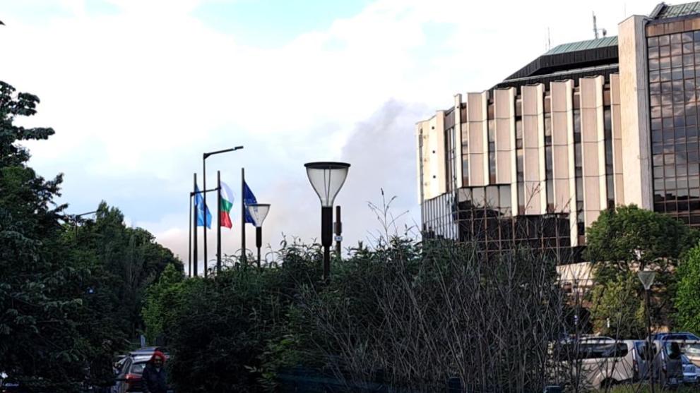 Пожар пламна в сграда на столичния бул. Витоша. Сигнал за инцидента