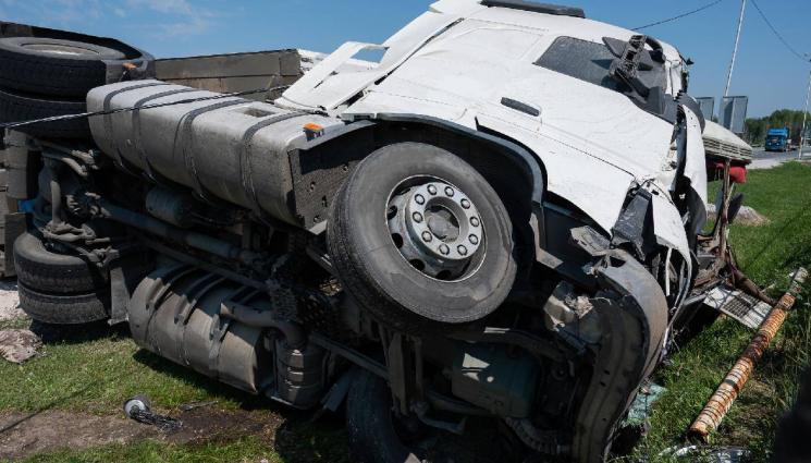 d - Друсан тираджия се заби в двор на къща!