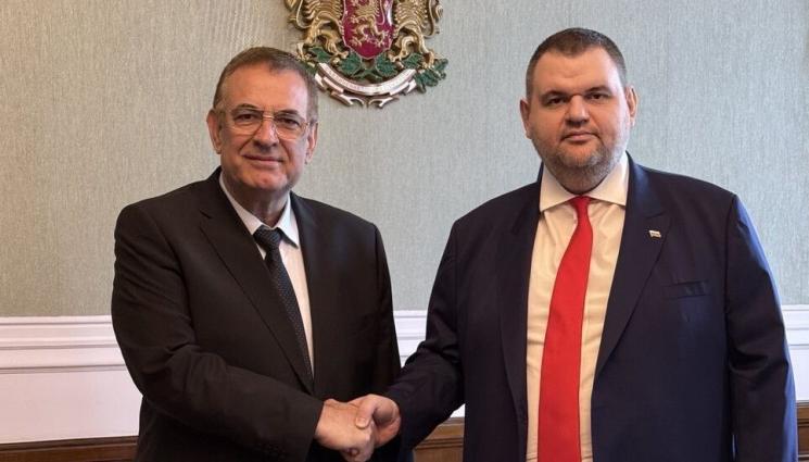 Пеевски и Чакъров - Чакъров хвърли оставката: Обединява се с Пеевски