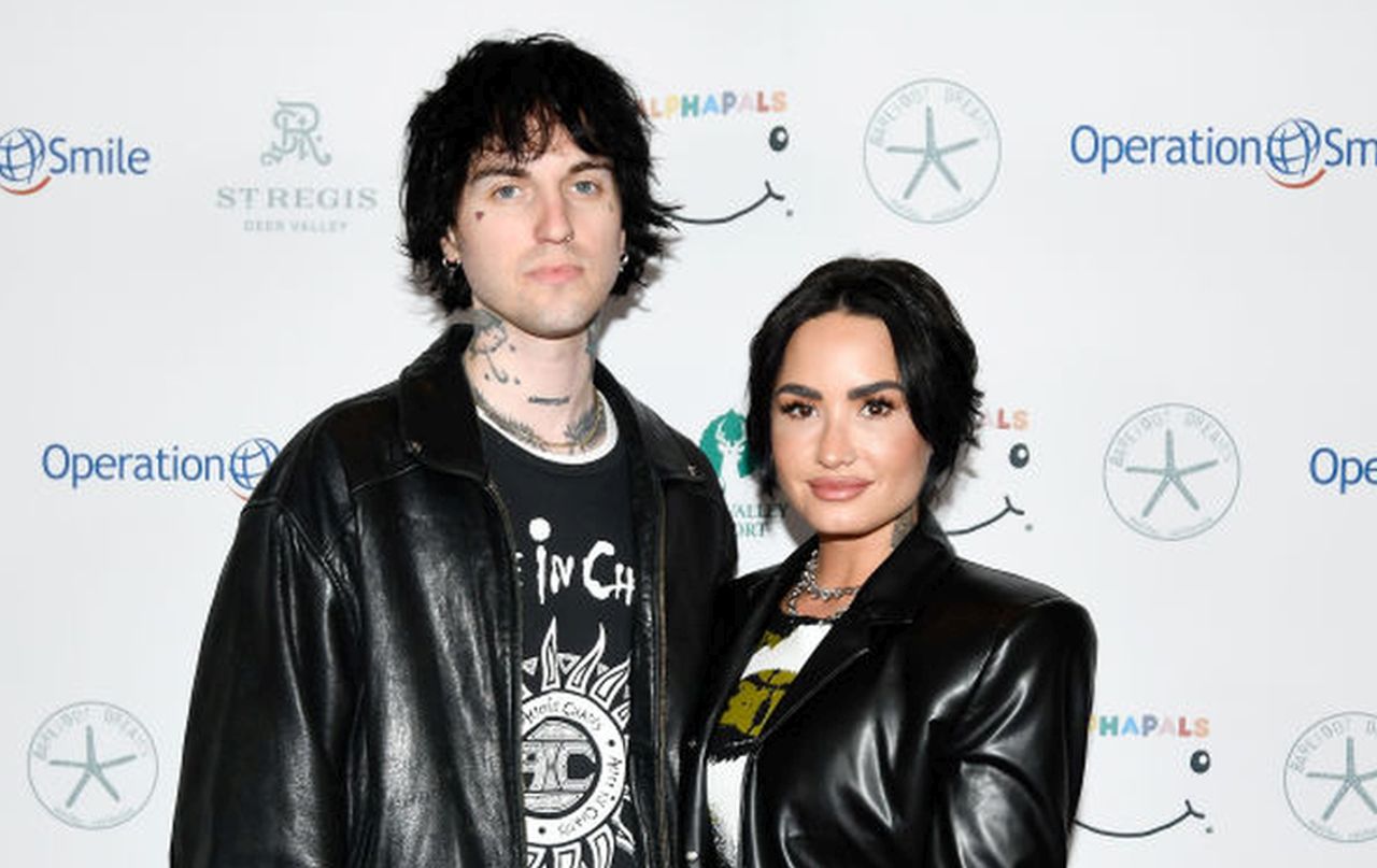 <p><strong>Деми Ловато и Джордан &bdquo;Джутс&ldquo; Лутс</strong></p>

<p>Деми Ловато се омъжи за своя партньор Джордан Лутс на романтична церемония в Калифорния на 25 май. Певицата носеше &bdquo;перлено бяла&ldquo; рокля на Вивиан Уестууд, създадена по поръчка.<em><strong> &bdquo;Отдавна съм фен на дизайните на Вивиан Уестууд&ldquo;</strong></em>, сподели тя пред Vogue. <em><strong>&bdquo;Когато мислех какъв стил на облекло искам, често се връщах към силуетите и използването на корсети.&ldquo;</strong></em></p>