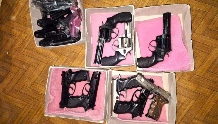 д - ПО ДАННИ НА МВР: 316 газови оръжия превърнати в бойни за 5 години