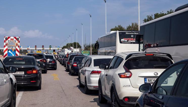 d - ТРАНСПОРТЕН ХАОС: МВнР с предупреждение за пътуващите към Гърция