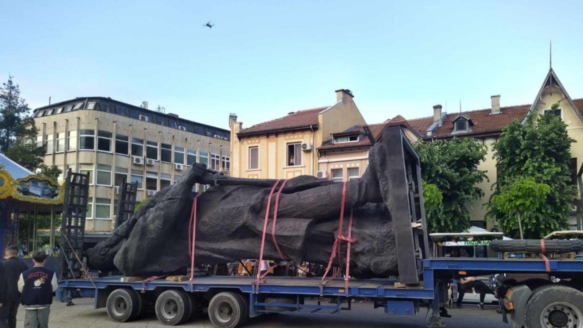 Реставрираният паметник на Христо Ботев вече е във Враца Повторният