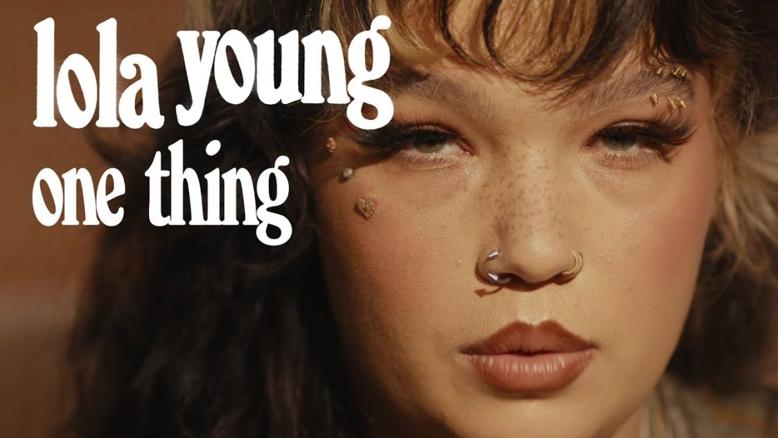 Lola Young представи най-новия си сингъл “One Thing“