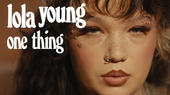 Lola Young представи най-новия си сингъл “One Thing“