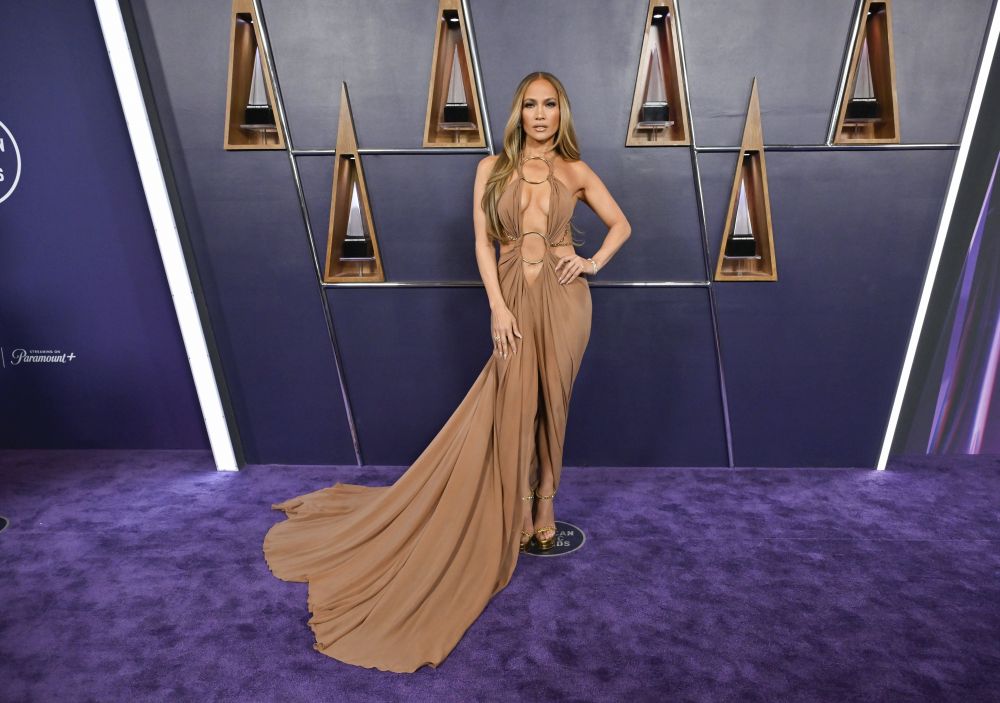 Американските музикални награди 2025 превърнаха червения килим в истинска модна арена