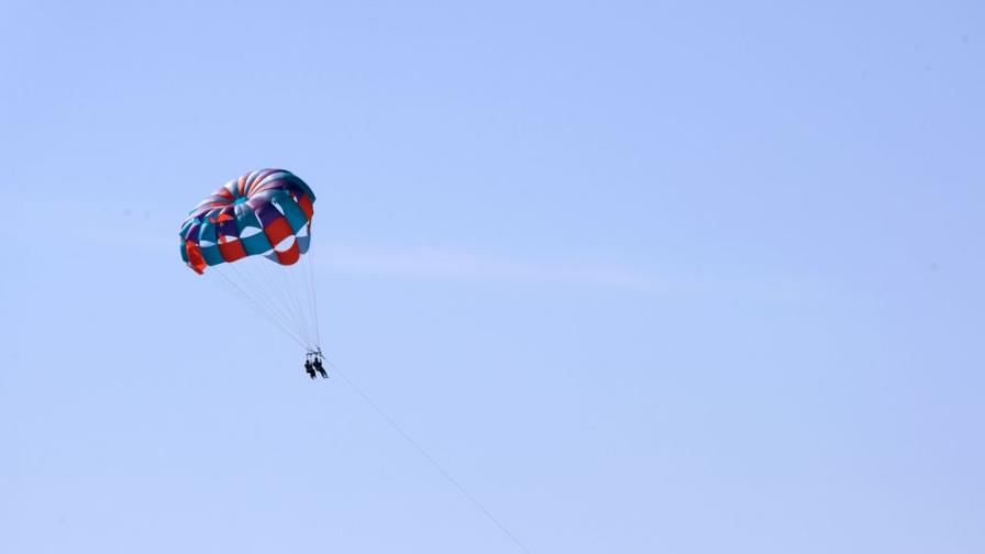 <p>Парасейлинг приключение се превърна в кошмар -&nbsp;турист се сгромоляса в морето</p>