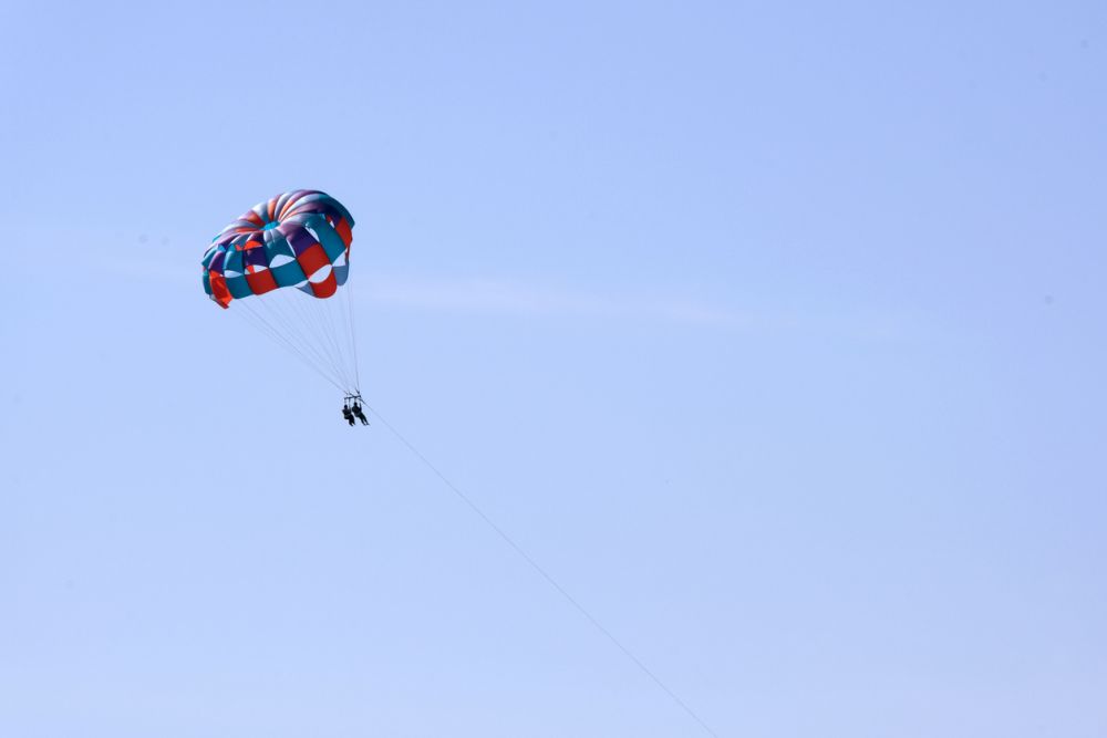Шокиращи кадри: Турист падна при парасейлинг, след като въже се скъса във въздуха