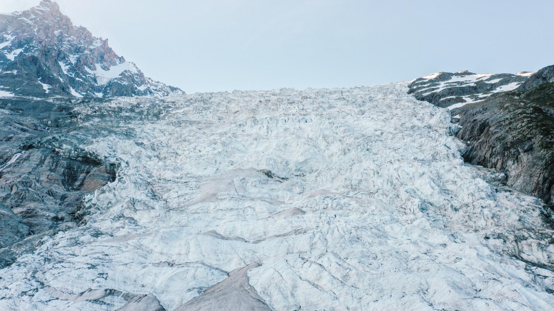 Огромно срутване на ледник в южна Швейцария частично разруши малкото