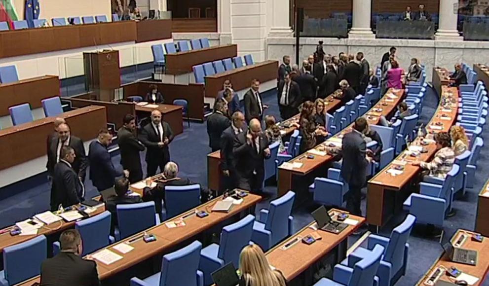 До напрежение и размяна на остри реплики и обиди се