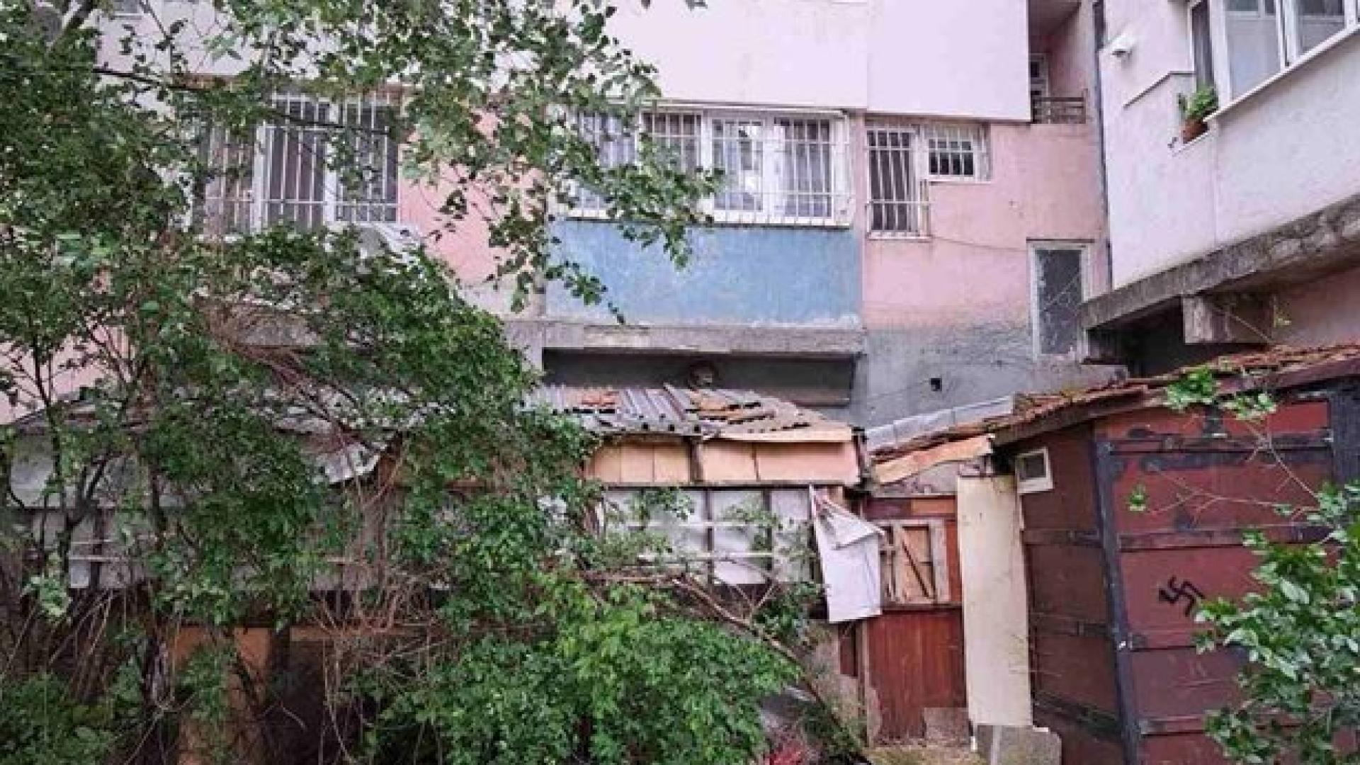 Незаконна грозна но и опасна постройка от ламарина и дъски