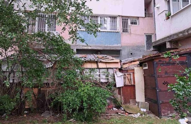 Блок 337 в "Младост-3" моли кмета да бутне незаконна "лятна градина" на о. з. офицери