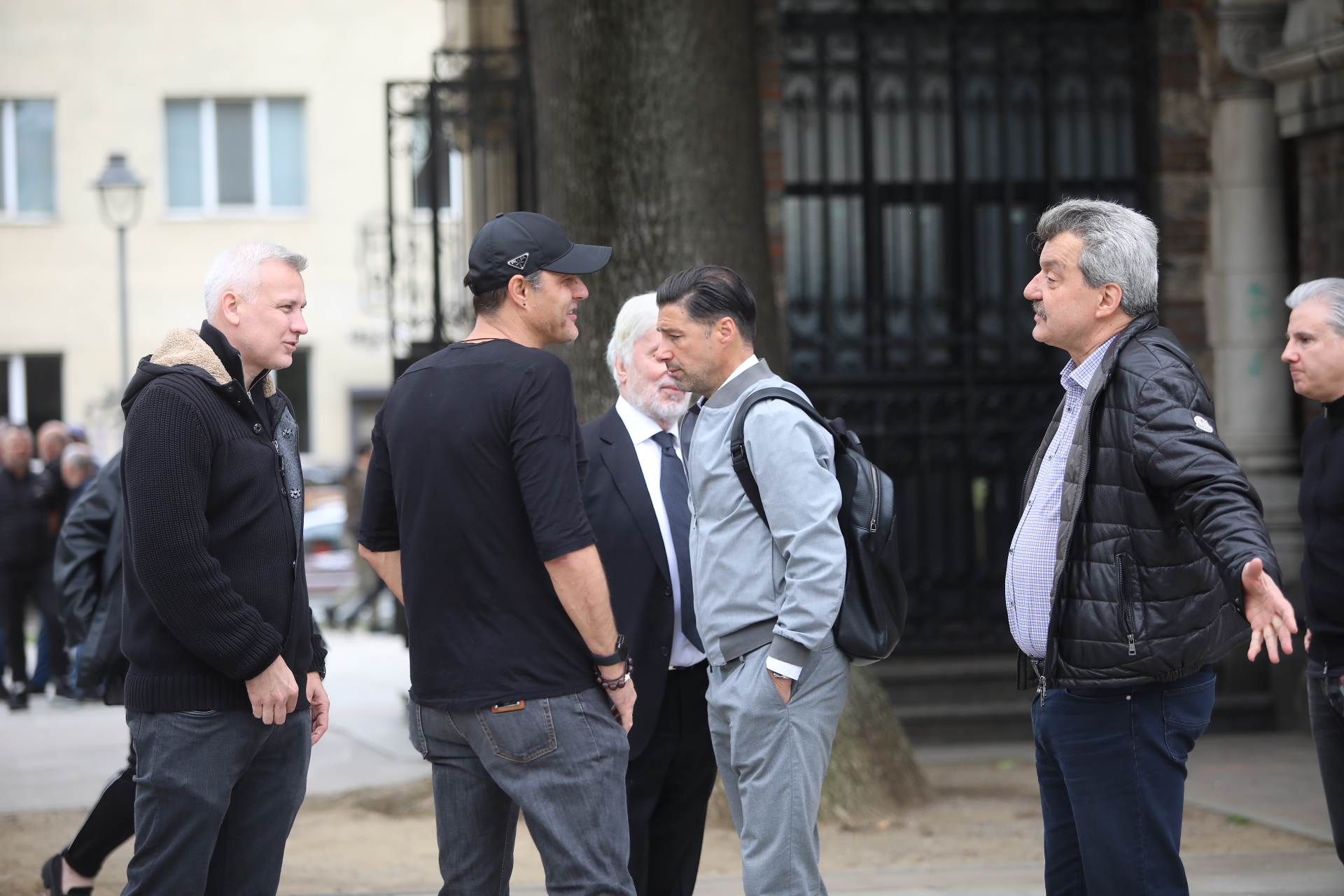 Близки, приятели и почитатели на „Левски“ изпратиха в последния му път легендарния защитник Кирил Ивков