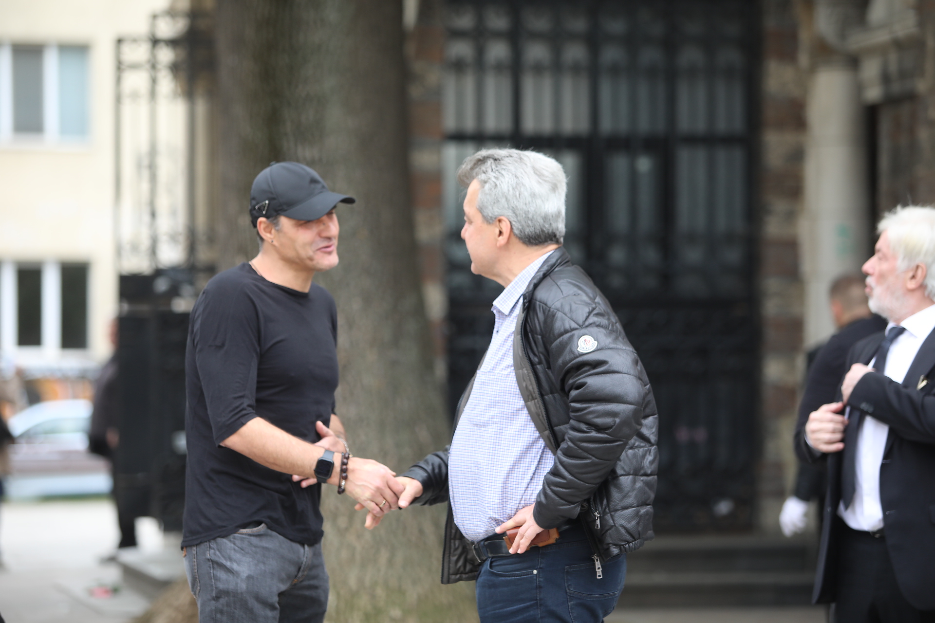 Близки, приятели и почитатели на „Левски“ изпратиха в последния му път легендарния защитник Кирил Ивков