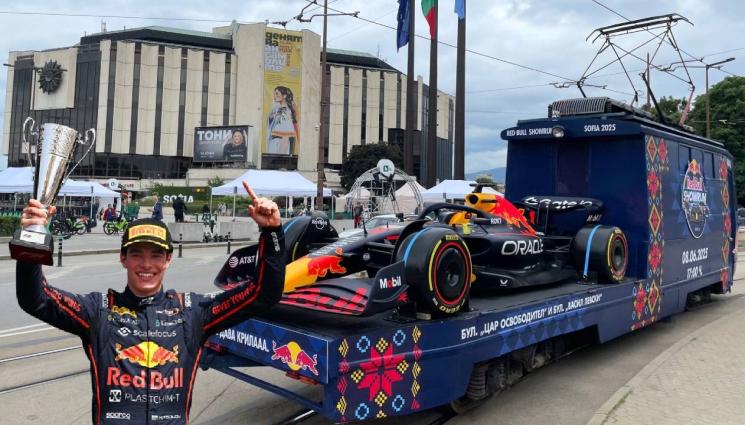 д - ГРАТИС: Болид от Формула 1 се вози на трамвай в София (ВИДЕО)