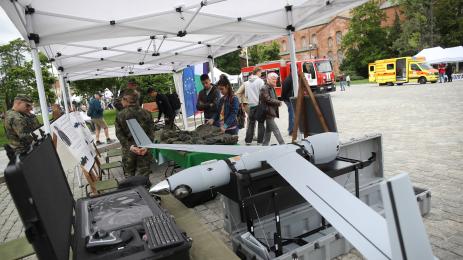 военни дрон деца