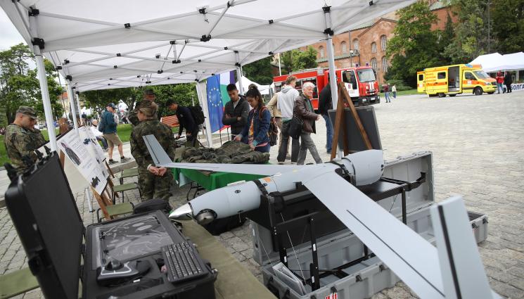 военни дрон деца - ЧУДО НА ТЕХНИКАТА: Военните показват дрон, летящ на 6 км! (СНИМКИ)