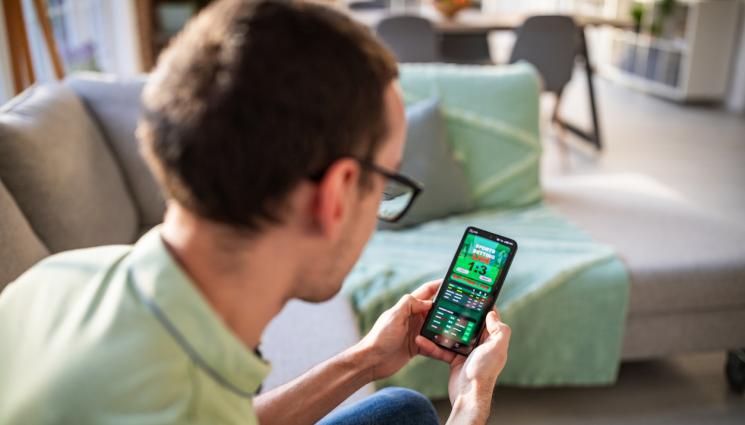 Телефон Смартфон - Топ Онлайн Забавления: Какво Предпочитат Българите През Свободното Време