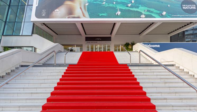 кан - ГОРДОСТ: Наш изпълнител журира на фестивал в Кан! (СНИМКА)