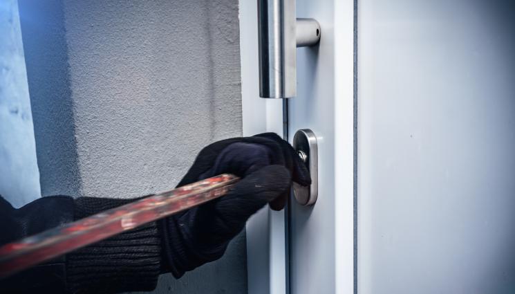 взлом - СГАЩЕНА: Момиче атакува жилищни блокове наред, посяга и на коли! (ВИДЕО)