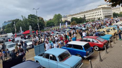 Ретро изложение и парад на „жълтите павета“