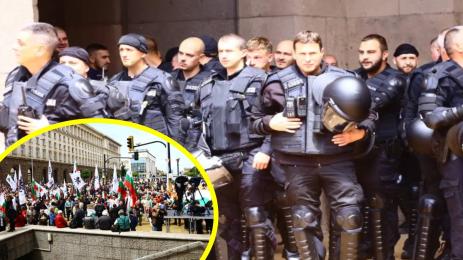 ПРОТЕСТИТЕ В СОФИЯ: Костадин Костадинов зове към безредици! (СНИМКИ+ВИДЕО)