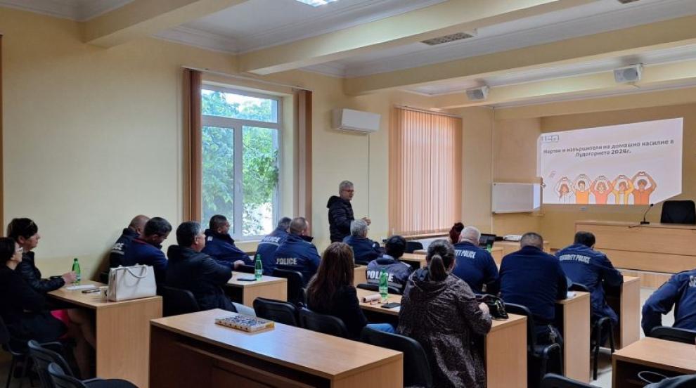 Полицаи от три Районни управления проведоха работни срещи за домашното насилие