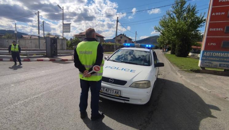 полиция - ХОРА СРЕЩУ ЕВРОТО се засилиха да блокират Прохода на републиката!