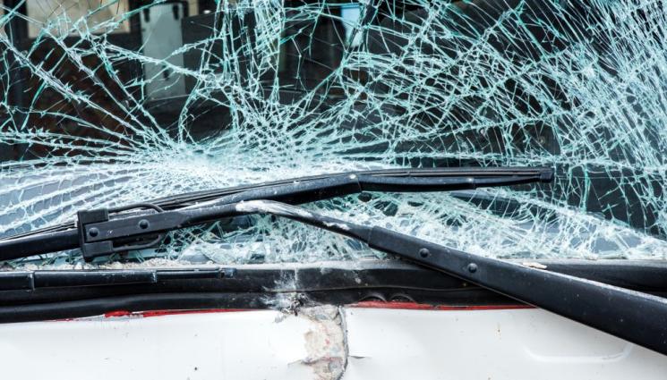 катастрофа автобус стъкло - ЧЕЛНА КАТАСТРОФА: Един загинал и четирима ранени на пътя Бургас - Средец!