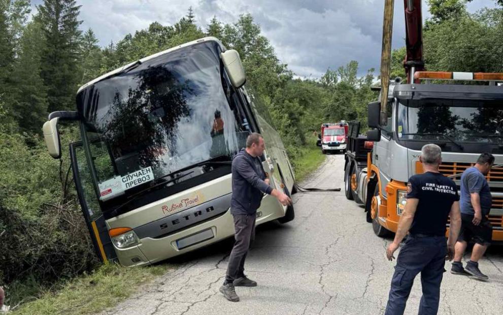 Варненски автобус с 31 пътници е излязъл извън пътното платно