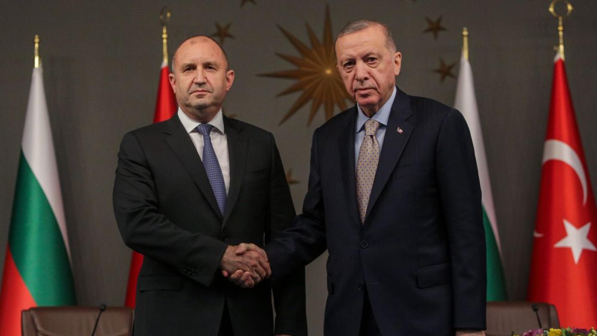 Държавният глава Румен Радев обсъди днес в телефонен разговор със