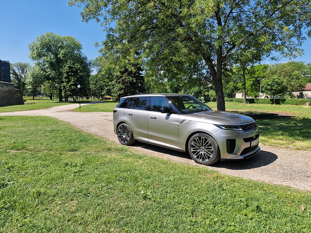 Edition One идва с щедро количество карбон, гигантски джанти, чист V-осмак от BMW, може би най-доброто окачване в сегмента и цена, от която дори и най-широко скроените клиенти може да се изчервят