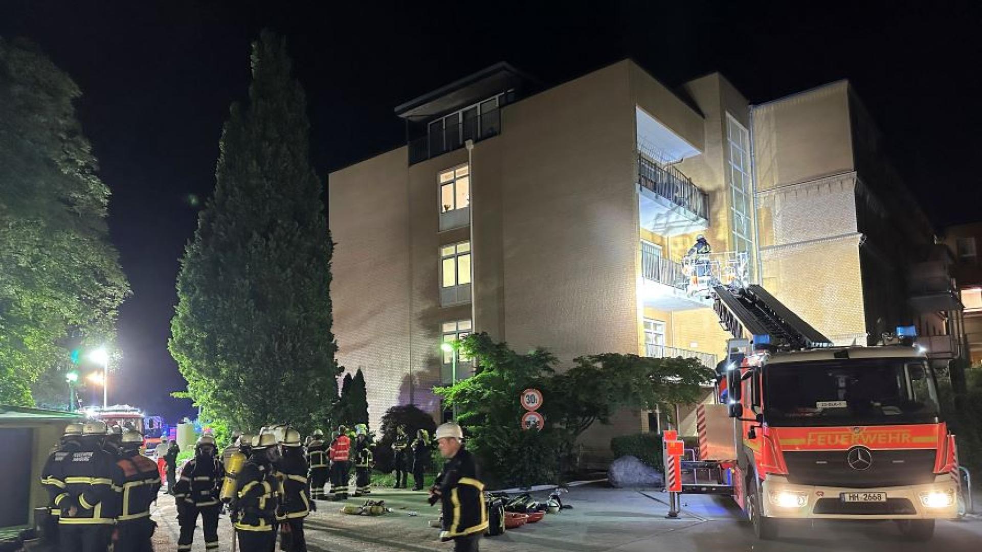 Най малко трима души загинаха при пожар в болница в северния