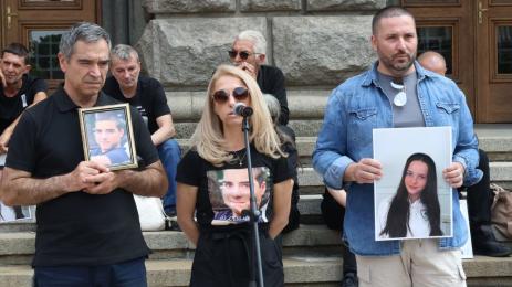 „Нито едно дете повече“: Родители на загинали деца излязоха на бдение пред парламента