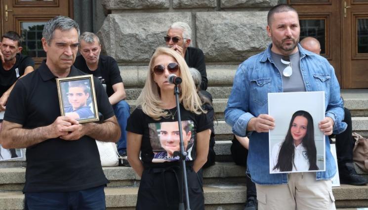 бдение - „Нито едно дете повече“: Родители на загинали деца излязоха на бдение пред парламента