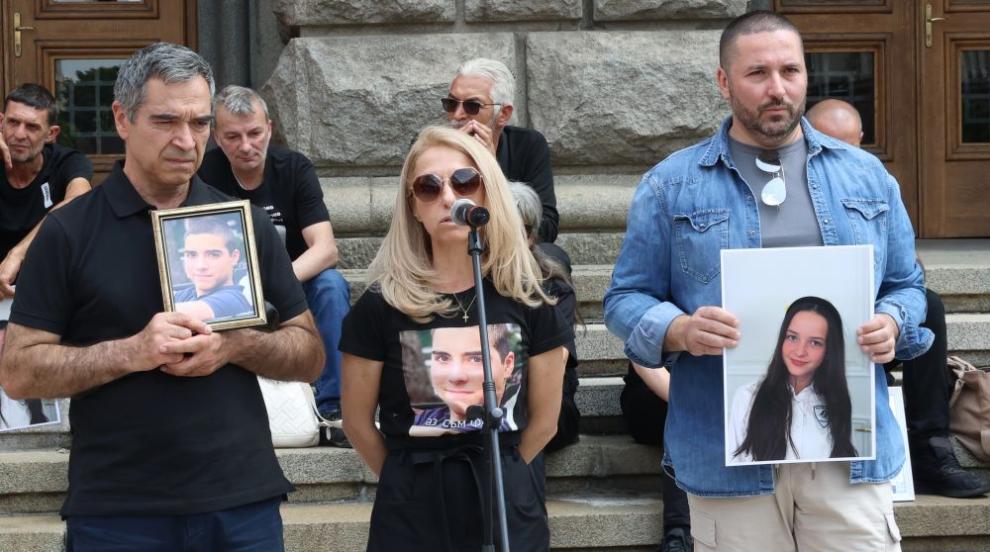 Мирно бдение в памет на децата, загинали на пътя, се проведе в центъра на София