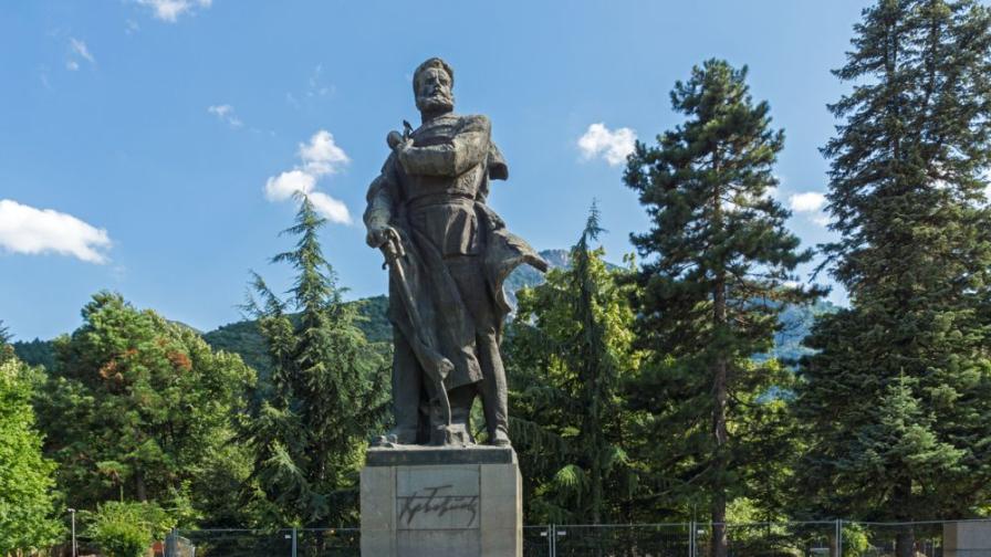 Отмениха церемонията за 150 г. от гибелта на Ботев заради лошото време в София