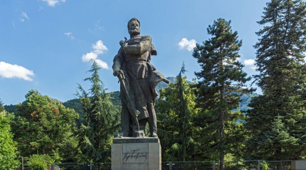 На 2 юни България свежда глава пред Ботев, Левски и загиналите за свободата на страната ни