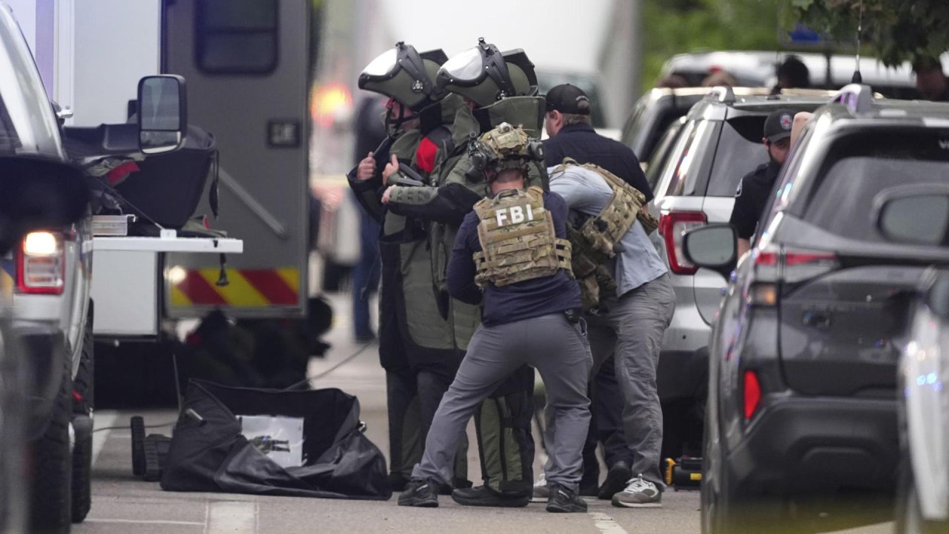 Шестима души бяха ранени в неделя когато 45 годишен мъж извика