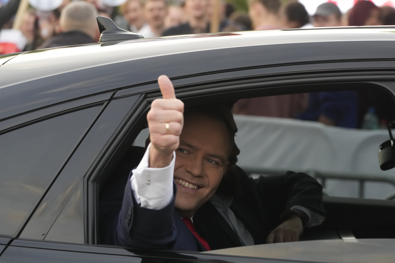 <p>Кандидатът, подкрепен от най-голямата опозиционна националистическа партия в Полша &ndash; &bdquo;Право и справедливост&ldquo; (ПиС), Карол Навроцки печели произведения вчера втори тур на президентските избори в страната, съобщиха Асошиейтед прес и Ройтерс. Централната избирателна комисия на Полша публикува на своя уебсайт, че всички гласове са преброени, информира Ройтерс.</p>