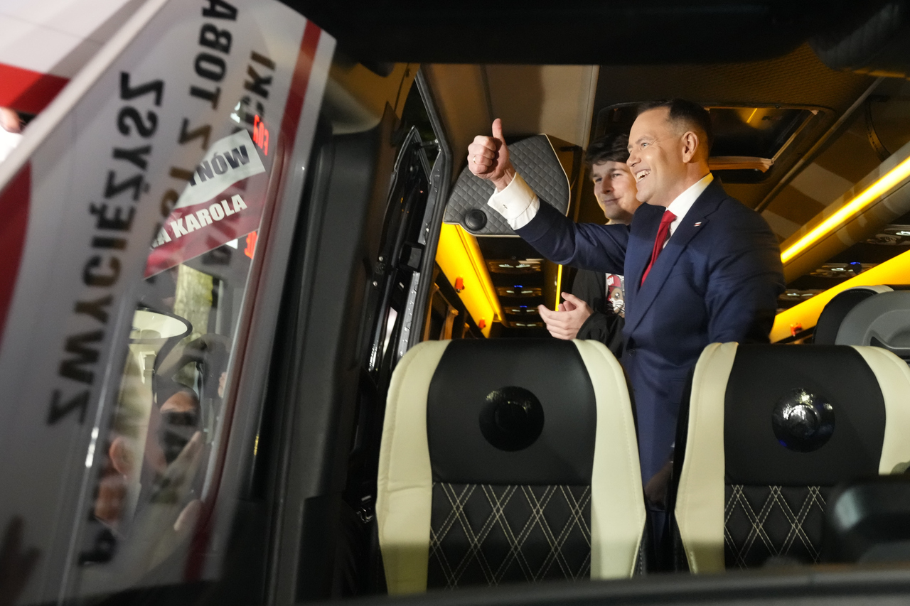 <p>Кандидатът, подкрепен от най-голямата опозиционна националистическа партия в Полша &ndash; &bdquo;Право и справедливост&ldquo; (ПиС), Карол Навроцки печели произведения вчера втори тур на президентските избори в страната, съобщиха Асошиейтед прес и Ройтерс. Централната избирателна комисия на Полша публикува на своя уебсайт, че всички гласове са преброени, информира Ройтерс.</p>