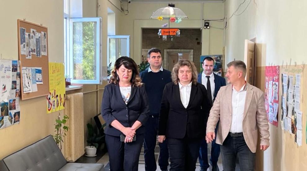 Киселова наблюдава иновативен час по БЕЛ в гимназия в Мездра