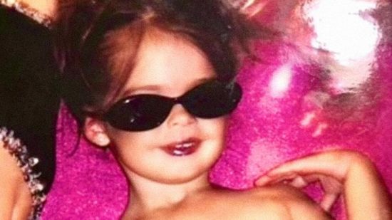Addison Rae представя новото си парче „Fame Is a Gun“